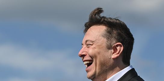 To beef δισεκατομμυρίων ανάμεσα σε Elon Musk και Jeff Bezos