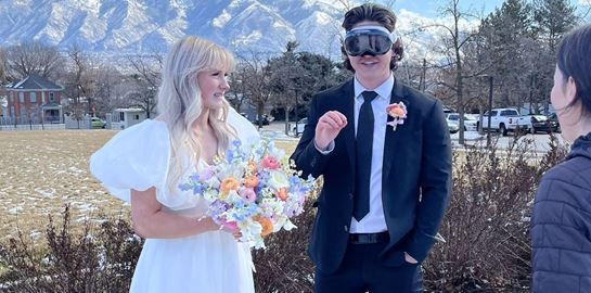 Ένας τύπος αποφάσισε να φορέσει το Apple Vision Pro στον γάμο του