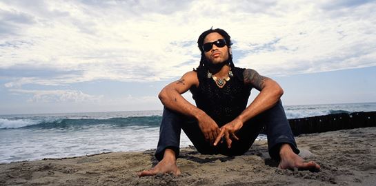 Μάθαμε τι τρώει και πώς γυμνάζεται ο Lenny Kravitz για να δείχνει 20 χρόνια νεότερος