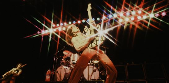 Στο σφυρί δύο ηλεκτρικές κιθάρες του Eddie Van Halen