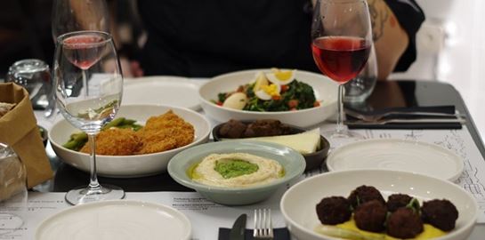 Στη Στοά Φιξ θα δοκιμάσεις τα πιο νόστιμα κεφτεδάκια της Αθήνας