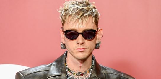 Όλοι μιλούν για το τατουάζ του Machine Gun Kelly που άλλαξε το σώμα του