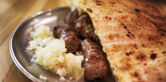 Πώς θα φτιάξεις το cevapcici, το κεμπάπ της Βοσνίας
