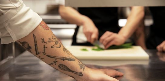 Τι πραγματικά συμβαίνει στις κουζίνες των εστιατορίων