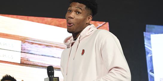 O Γιάννης Αντετοκούνμπο τρολάρει τα συμβόλαια στη Σαουδική Αραβία