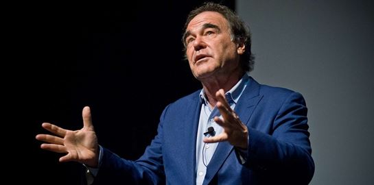 Ο Oliver Stone άλλαξε γνώμη για τη Barbie μέσα σε λίγες ώρες