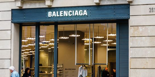 Η viral φούστα-πετσέτα της Balenciaga και το ανελέητο τρολάρισμα των ΙΚΕΑ