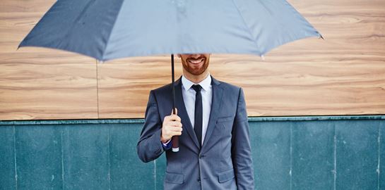 Τα κομμάτια που θα προστατέψουν το στυλ σου στη βροχή