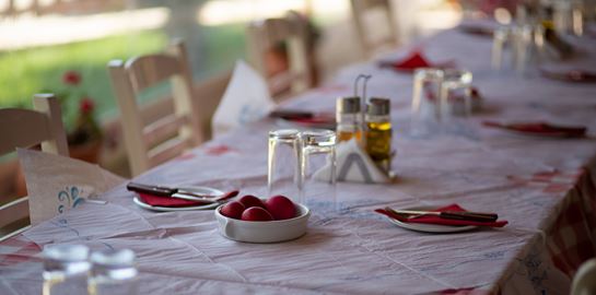 Τρομάξαμε με το πόσο κοστίζει το πασχαλινό τραπέζι φέτος