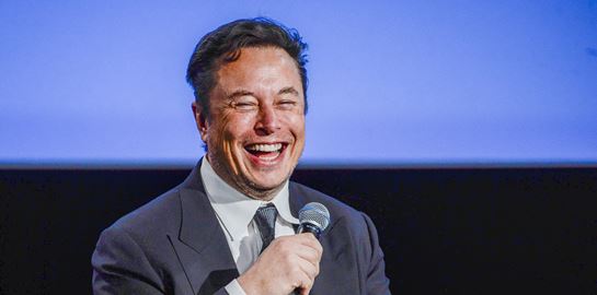 Έως και 1.000 ευρώ πωλείται το άρωμα του Elon Musk στο eBay