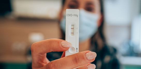 Κορονοϊός: Στο &quot;κόκκινο&quot; με 15.498 νέα κρούσματα