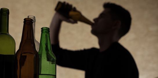 Έρχονται αυστηροί νόμοι για αλκοόλ σε ανηλίκους και κάπνισμα στους εξωτερικούς χώρους