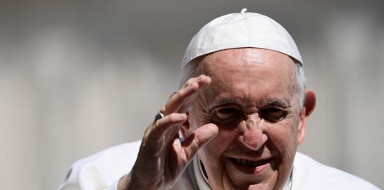 Ο Πάπας επιστρέφει τρία θραύσματα των Γλυπτών του Παρθενώνα