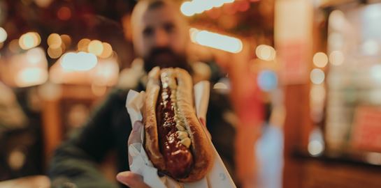 Να πώς φτιάχνεται το hot dog - και είναι πιο αηδιαστικό από ό,τι φαντάζεσαι