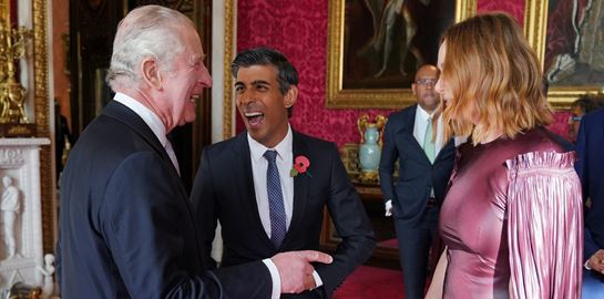 Το απρόοπτο φιλί στον Κάρολο έσπασε το πρωτόκολλο