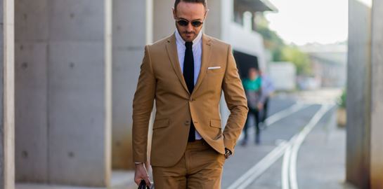 Η διαχρονική αξία της μονόχρωμης γραβάτας