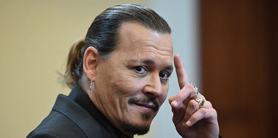 Η πρώτη φωτογραφία του Johnny Depp ως βασιλιάς Λουδοβίκος ΙΕ&#39;