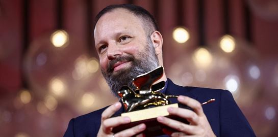 Ο Γιώργος Λάνθιμος βραβεύτηκε με Χρυσό Λέοντα για το &#39;Poor Things&#39;