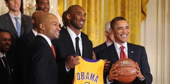 O Barack Obama γλυκοκοιτάζει το NBA