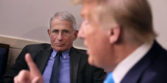 O Dr. Anthony Fauci &quot;αδειάζει&quot; τον Donald Trump