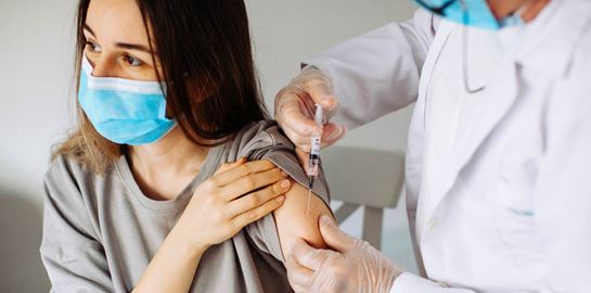 Γιατί οι γυναίκες εμφανίζουν συχνότερα παρενέργειες μετά τον εμβολιασμό για κορονοϊό