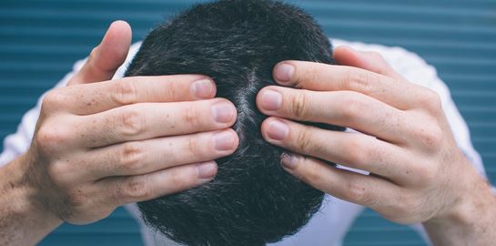 Τρίχες και διακρίσεις: Κι αν υπάρχει ρατσισμός για την εμφύτευση μαλλιών;