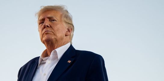 Σε άλλα νέα, ο Donald Trump βάλθηκε να σώσει τα ντόνατ