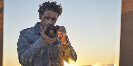 Ο Brooklyn Beckham μπροστά και πίσω από την κάμερα στη νέα καμπάνια της Pepe Jeans London