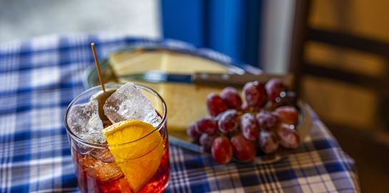 Γιατί ανοίγουν τόσα πολλά wine bars και spritzερίες στην Αθήνα