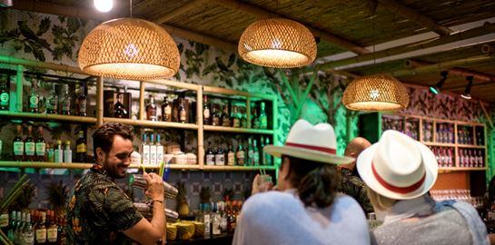 Η μεγάλη γιορτή των μπαρ επιστρέφει στην Αθήνα