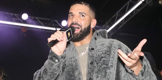 Σε άλλα νέα, ο Drake φόρεσε τα αρκουδάκια του και πήγε γήπεδο