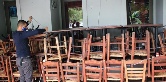 Ανοίγουν σταδιακά αγορά, σχολεία και εστίαση