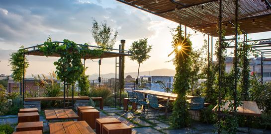Για cocktails σε μία από τις καλύτερες ταράτσες της Αθήνας