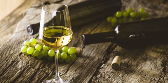 Λευκό κρασί, η πιο καλοκαιρινή πρόταση δροσιάς