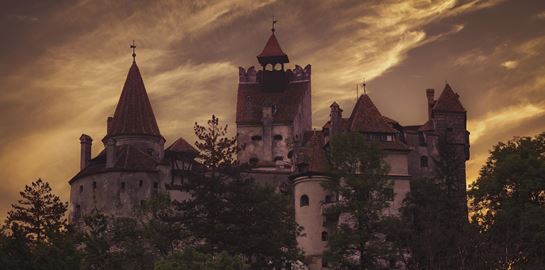 Επίσκεψη στο κάστρο του Κόμη Δράκουλα από τον καναπέ