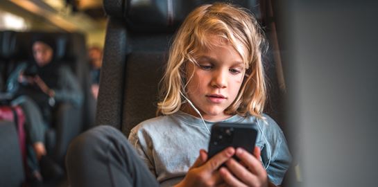 Δε δίνουμε κινητό σε παιδί κάτω των 11 ετών, λένε οι ειδικοί