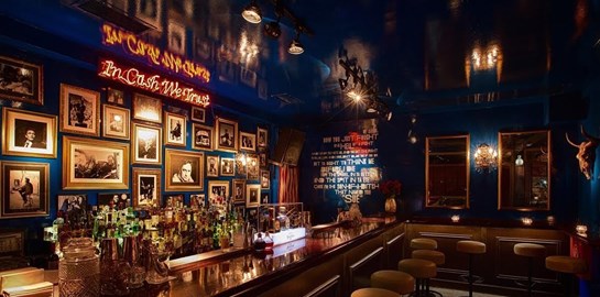 Τα μπαρ του Πειραιά: Και του λιμανιού και του σαλονιού