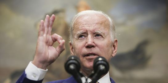 O Joe Biden τα βάζει με τον Elon Musk για το Twitter