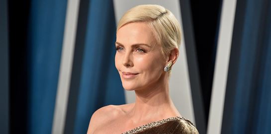 Η Charlize Theron, ό,τι κι αν κάνει, είναι πάντα υπέροχη