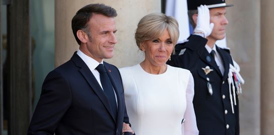 Η στιγμή που η Brigitte χαστουκίζει τον Emmanuel Macron-Γιατί το έκανε; (video)