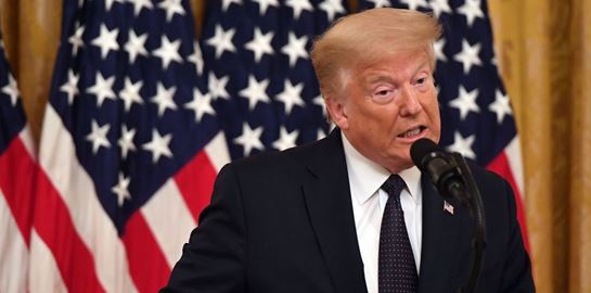 Ο κορονοϊός βουλιάζει τη δημοτικότητα του Donald Trump