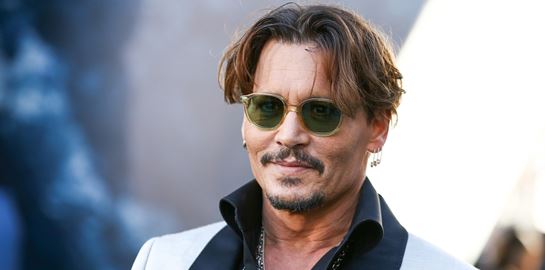 Άλλη μια φωτογραφία του Johnny Depp στον ρόλο του Λουδοβίκου ΙΕ&#39;