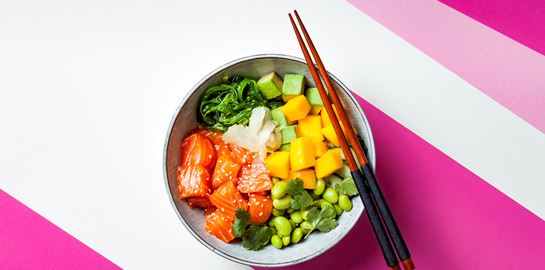 Η συνταγή για σπιτικό poké με σολομό