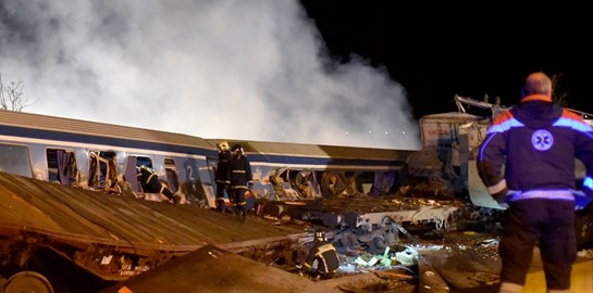 10+1 συγκλονιστικές φωτογραφίες από τη σύγκρουση τρένων στα Τέμπη