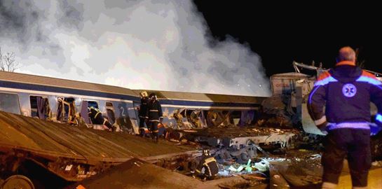 10+1 συγκλονιστικές φωτογραφίες από τη σύγκρουση τρένων στα Τέμπη