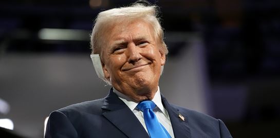 Σε άλλα νέα, ο Trump υπόσχεται στους ψηφοφόρους του ότι δε θα χρειαστεί να ψηφίσουν ξανά ποτέ