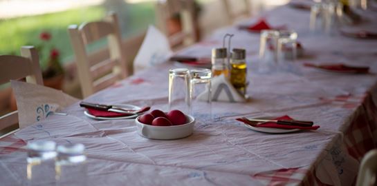 10 ελληνικά κρασιά για το Πάσχα και τα πιάτα που ταιριάζουν