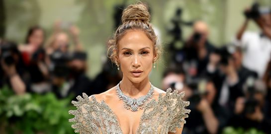 Jennifer Lopez, ξανά μόνη -και πολύ εντυπωσιακή- στο κόκκινο χαλί