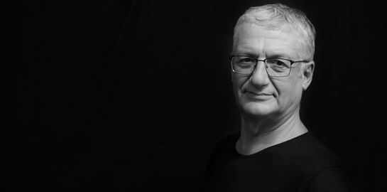 Ο Βαγγέλης Θεοδωρόπουλος όλη του τη ζωή φτιάχνει όνειρα, θέατρο, ομάδες και σχέσεις ζωής