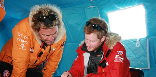 O Dominic West δεν μιλάει πια στον πρίγκιπα Harry